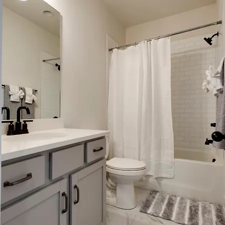 Luxury Three Bedroom Townhouse Near Airport Holiday home