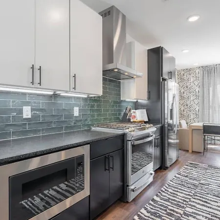 Luxury Downtown Views - Rooftop - Hot Tub - Garage * Nashville