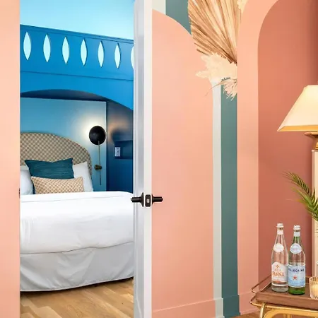 Holiday home Neon Balcony House - Sleeps 12 Near Broadway *