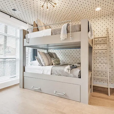 Pet-friendly House Sleeps 12 Near Geodis Park