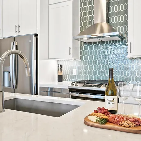 Rooftop Deck Townhome Sleeps 12 Near Geodis Park Holiday home
