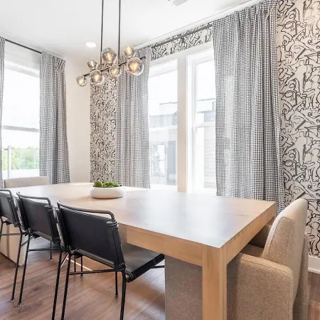 Luxury Downtown Views - Rooftop - Hot Tub - Garage Holiday home *