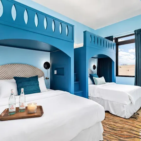 Neon Balcony House - Sleeps 12 Near Broadway Holiday home *