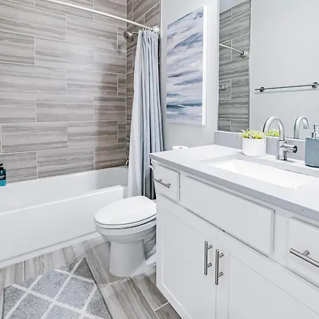 Modern Skyline-view Townhome For Groups Up To 8 *