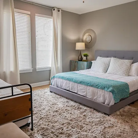Beautiful Modern Townhome In For Groups & Families