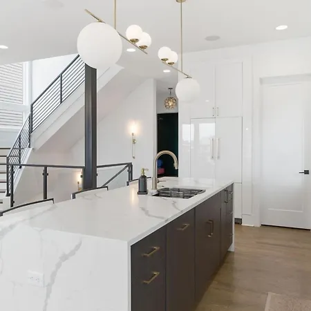 Holiday home Elevated Luxury Skyline Views Near Broadway *
