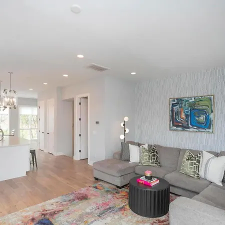 Downtown Modern, Rooftop Patio, Vanderbilt, 8 Beds Holiday home *