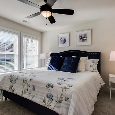 Luxury Three Bedroom Townhouse Near Airport *