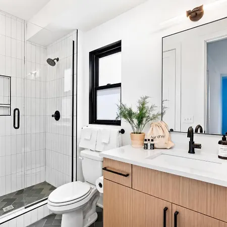 Neon Balcony House - Sleeps 12 Near Broadway Holiday home Nashville