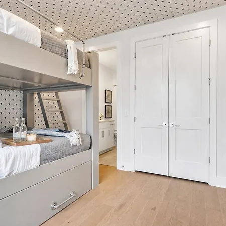 Holiday home Pet-friendly House Sleeps 12 Near Geodis Park