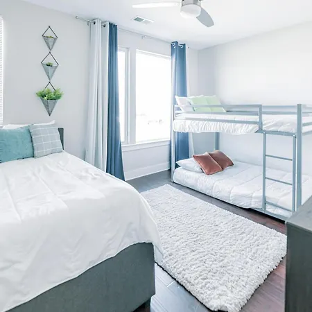 Modern Skyline-view Townhome For Groups Up To 8