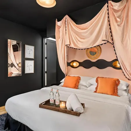 Neon Balcony House - Sleeps 12 Near Broadway