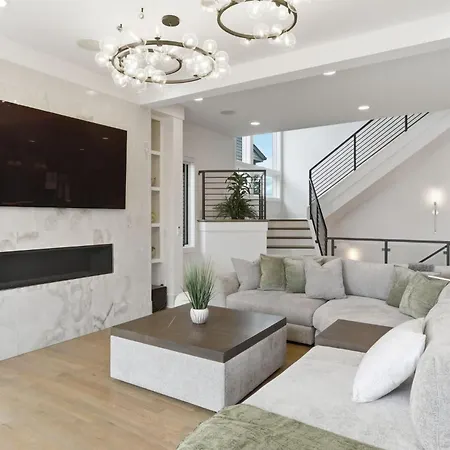 Holiday home Elevated Luxury Skyline Views Near Broadway *