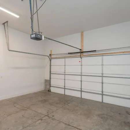 Downtown Modern, Rooftop Patio, Vanderbilt, 8 Beds Holiday home