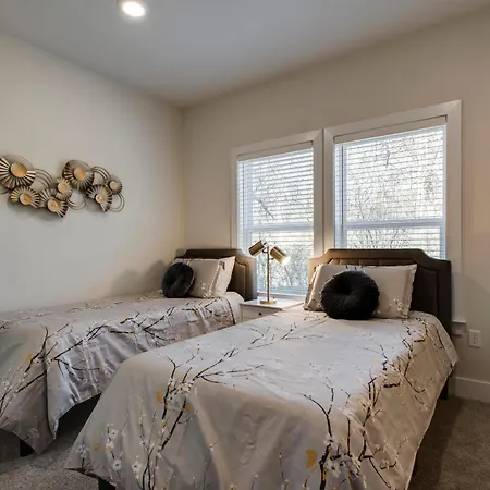 Luxury Three Bedroom Townhouse Near Airport