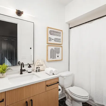 Neon Balcony House - Sleeps 12 Near Broadway *