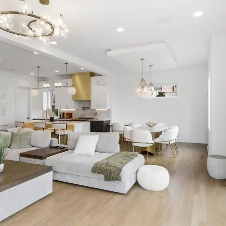 Elevated Luxury Skyline Views Near Broadway Holiday home Nashville