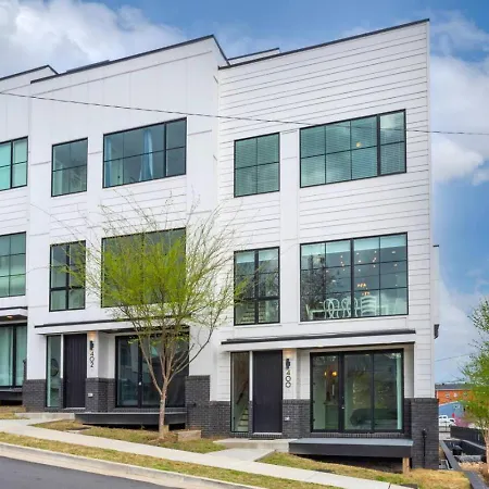 Downtown Modern, Rooftop Patio, Vanderbilt, 8 Beds Holiday home *