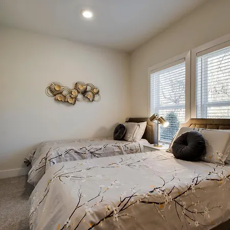 Luxury Three Bedroom Townhouse Near Airport Holiday home *