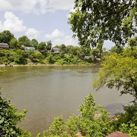 Beautiful Waterfront Vacation Close To Opryland In Nashville, Tennessee Holiday home
