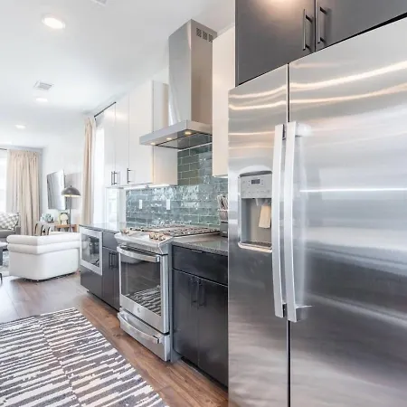 Luxury Downtown Views - Rooftop - Hot Tub - Garage Holiday home