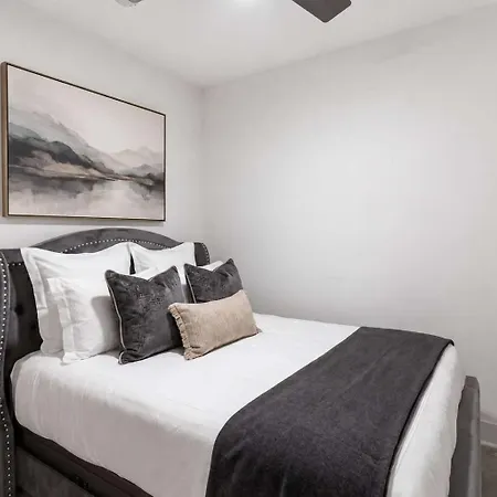 2 Ultra Lux Homes Sleeps 24 Hot Tub & Rooftops Holiday home Nashville