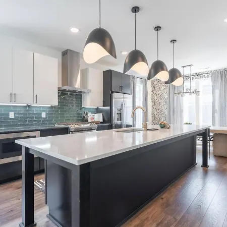 Luxury Downtown Views - Rooftop - Hot Tub - Garage *