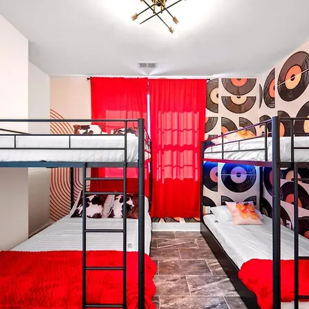 The Encore - Rooftop Hot Tubgame Roomsleeps 12 Homestay *