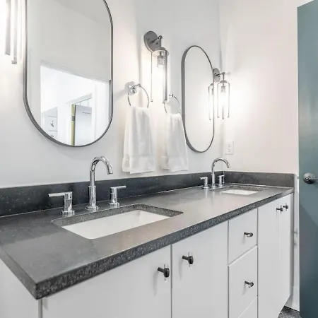 Luxury Downtown Views - Rooftop - Hot Tub - Garage *