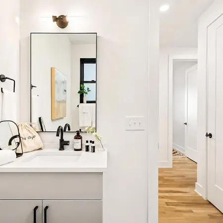 Neon Balcony House - Sleeps 12 Near Broadway *