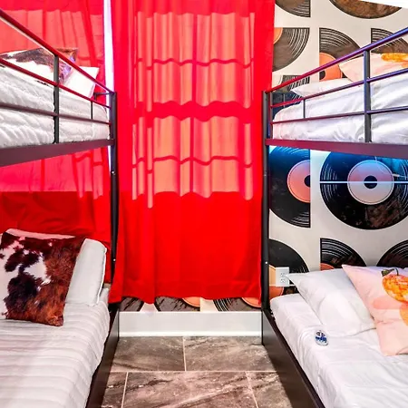 The Encore - Rooftop Hot Tubgame Roomsleeps 12 Homestay *
