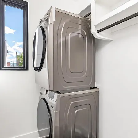 Neon Balcony House - Sleeps 12 Near Broadway
