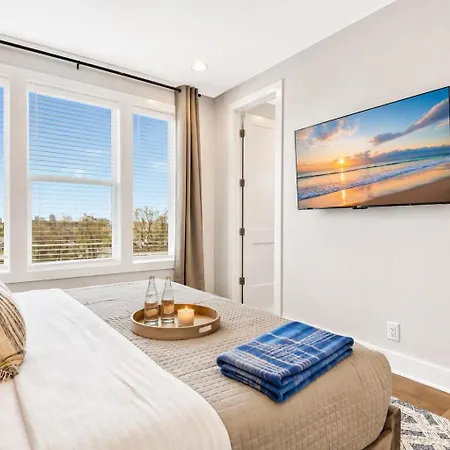 Rooftop Deck Townhome Sleeps 12 Near Geodis Park Holiday home Nashville