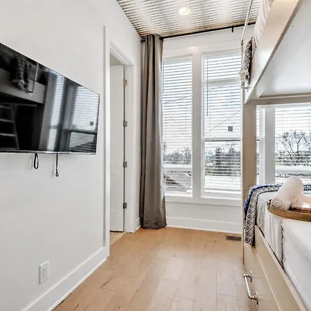 Pet-friendly House Sleeps 12 Near Geodis Park