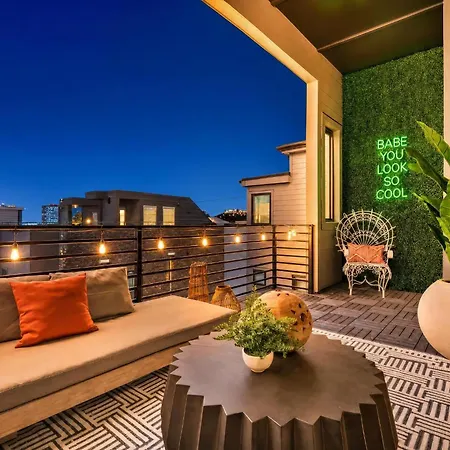 Neon Balcony House - Sleeps 12 Near Broadway Holiday home Nashville