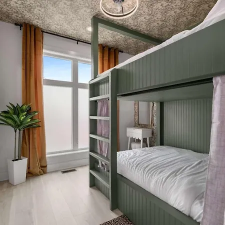 Holiday home Luxury Living At Velvet And Vinyl Rooftop 6 Beds