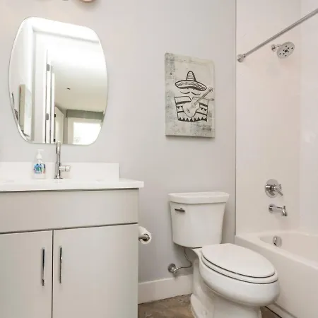 Holiday home Downtown Modern, Rooftop Patio, Vanderbilt, 8 Beds *