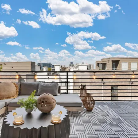 Holiday home Neon Balcony House - Sleeps 12 Near Broadway *
