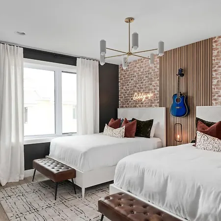 The Hubb House - Relaxing Rooftop Hot Tub Holiday home *