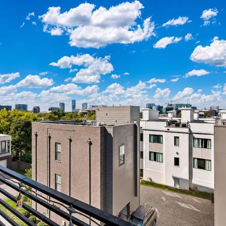 Neon Balcony House - Sleeps 12 Near Broadway Nashville