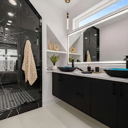 Holiday home Luxury Living At Velvet And Vinyl Rooftop 6 Beds
