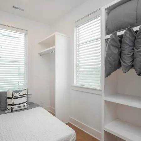 Holiday home Downtown Modern, Rooftop Patio, Vanderbilt, 8 Beds *