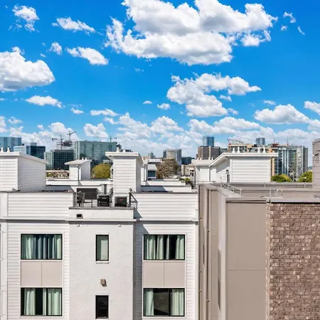 Neon Balcony House - Sleeps 12 Near Broadway Nashville