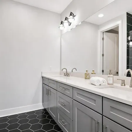 Rooftop Deck Townhome Sleeps 12 Near Geodis Park Nashville