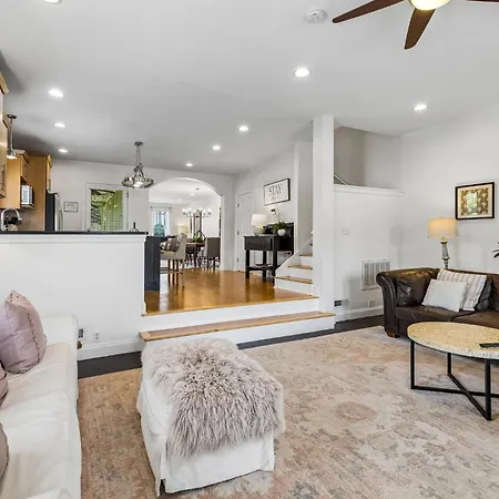 Spacious Townhouse W Exclusive Backyard *