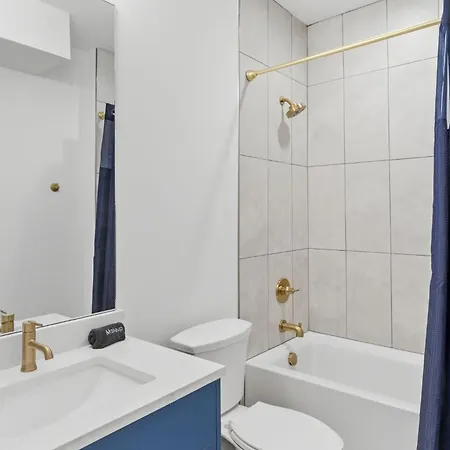 Elevated Luxury Skyline Views Near Broadway Holiday home