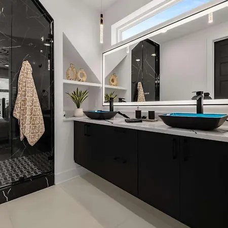 Holiday home Luxury Living At Velvet And Vinyl Rooftop 6 Beds *