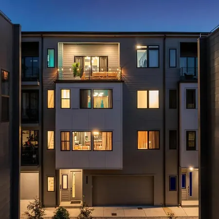 Holiday home Neon Balcony House - Sleeps 12 Near Broadway *