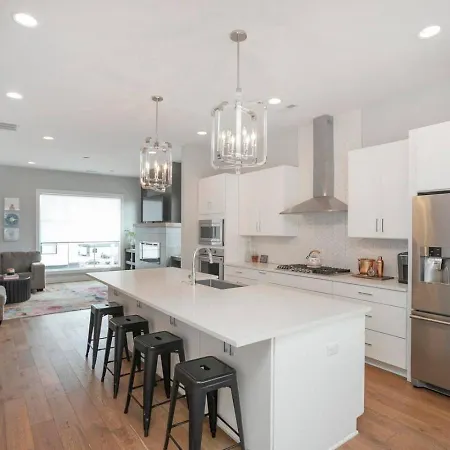 Downtown Modern, Rooftop Patio, Vanderbilt, 8 Beds Holiday home Nashville
