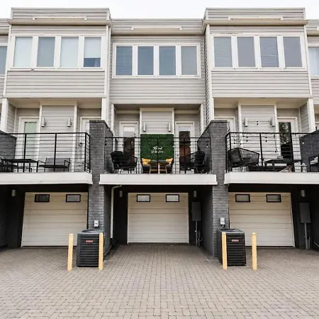 Holiday home Funk House. Mins To Broadway. Parking